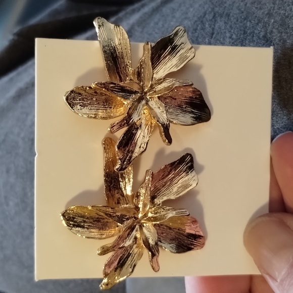 ⭐ Flower Statement Earrings Gold Tone - Picture 2 of 4